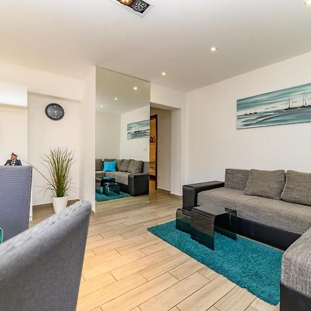 Apartments Maksim And Timon 크르크 외부 사진