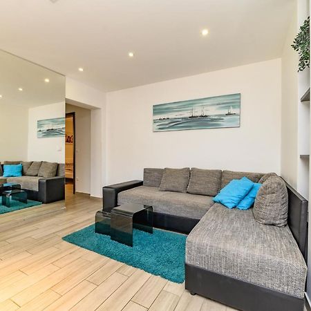 Apartments Maksim And Timon 크르크 외부 사진