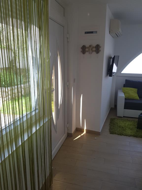Apartments Maksim And Timon 크르크 외부 사진